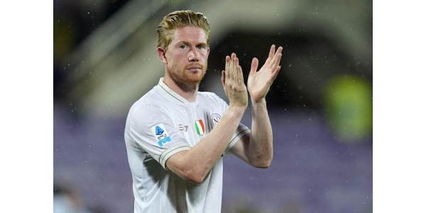 Kevin De Bruyne anländer till City of Manchester Stadium i en annan roll Kevin De Bruyne anländer till City of Manchester Stadium i en annan roll